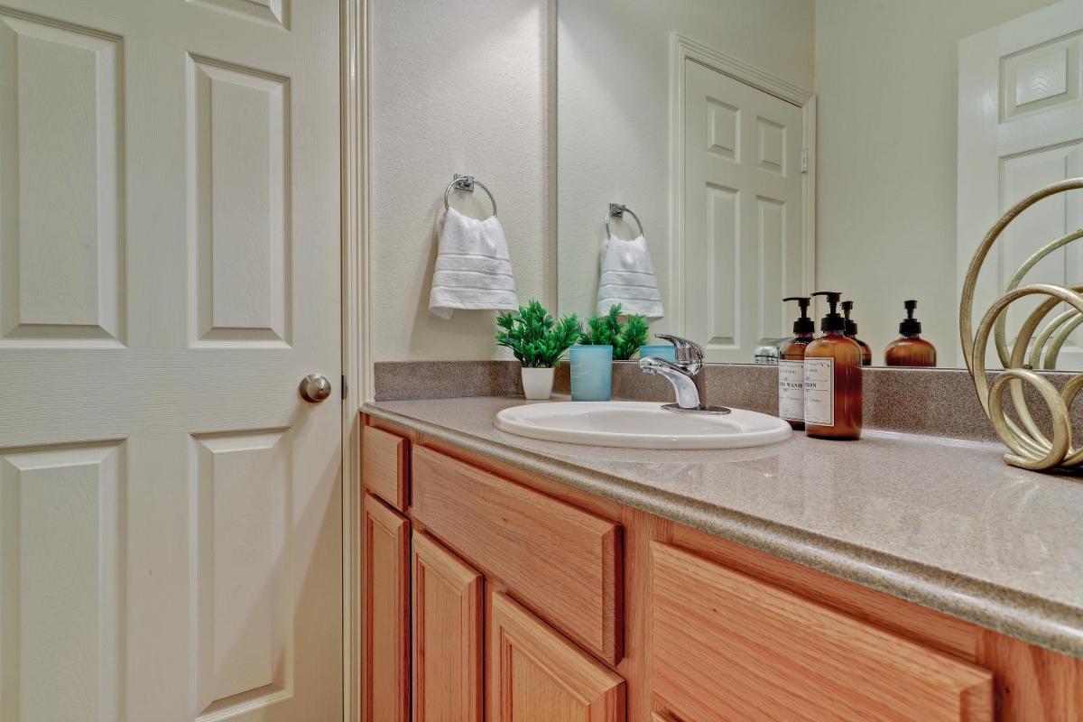 LUXURY HOUSTON HEIGHTS TOWNHOME on I-10 - Housity