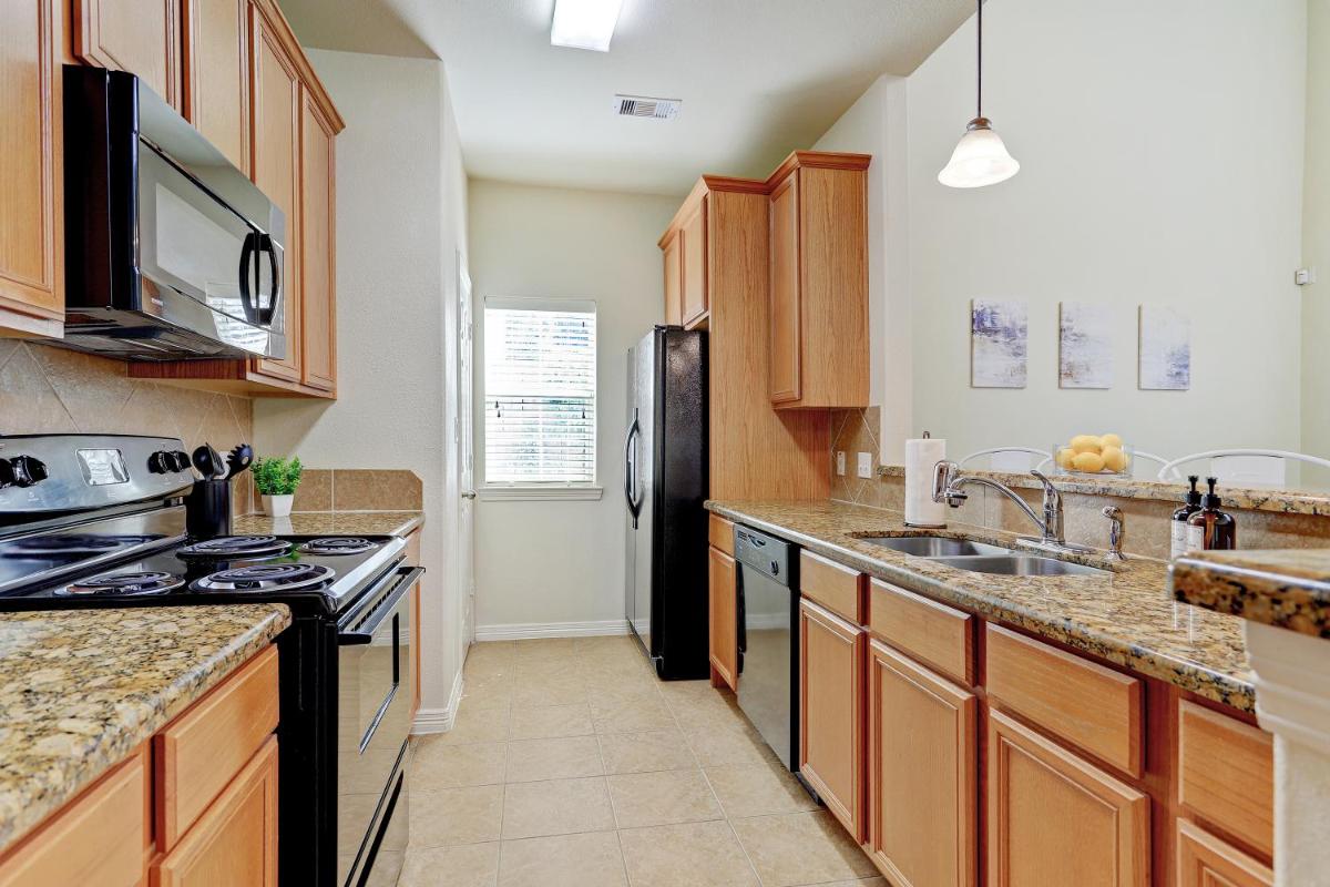 LUXURY HOUSTON HEIGHTS TOWNHOME on I-10 - Housity