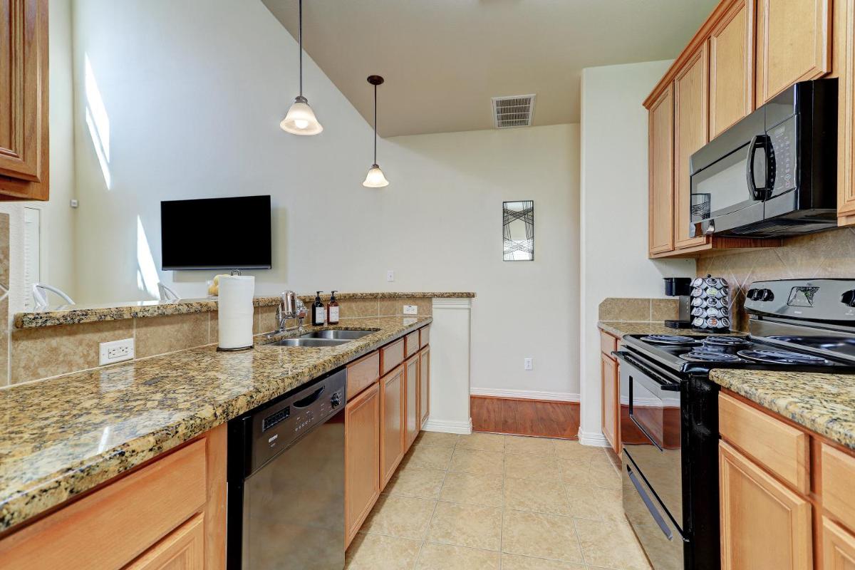 LUXURY HOUSTON HEIGHTS TOWNHOME on I-10 - Housity
