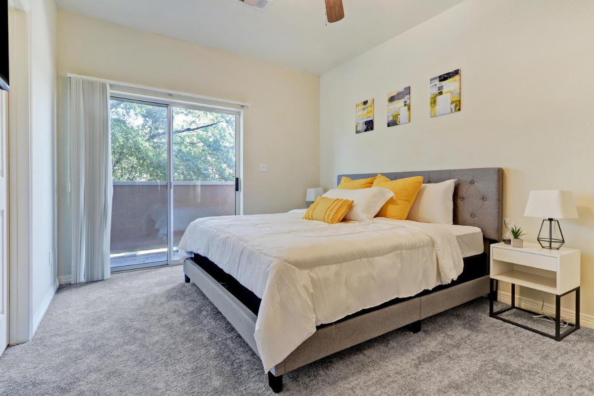 LUXURY HOUSTON HEIGHTS TOWNHOME on I-10 - Housity