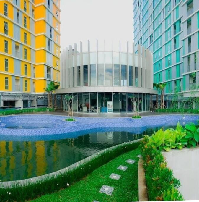 Apt Pejaten Park 1 BR Brown with Netflix, DisneyHot & Swimming Pool - Housity