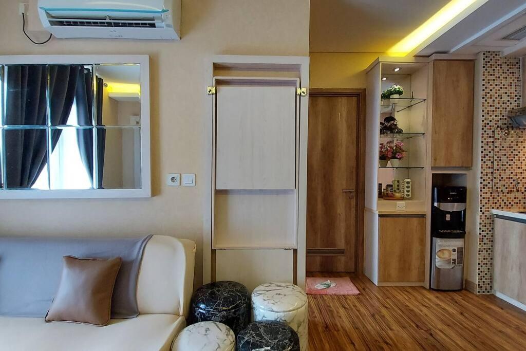 Apt Pejaten Park 1 BR Brown with Netflix, DisneyHot & Swimming Pool - Housity