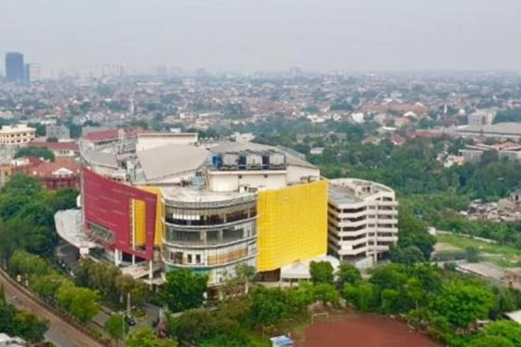 Apt Pejaten Park 1 BR Brown with Netflix, DisneyHot & Swimming Pool - Housity