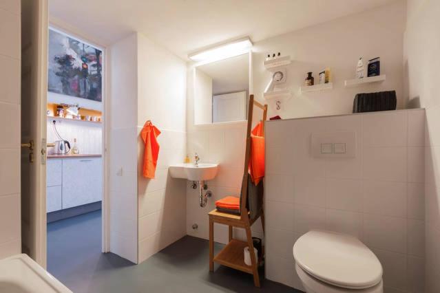 Stylish holiday Art apartment - wifi & great location - Housity