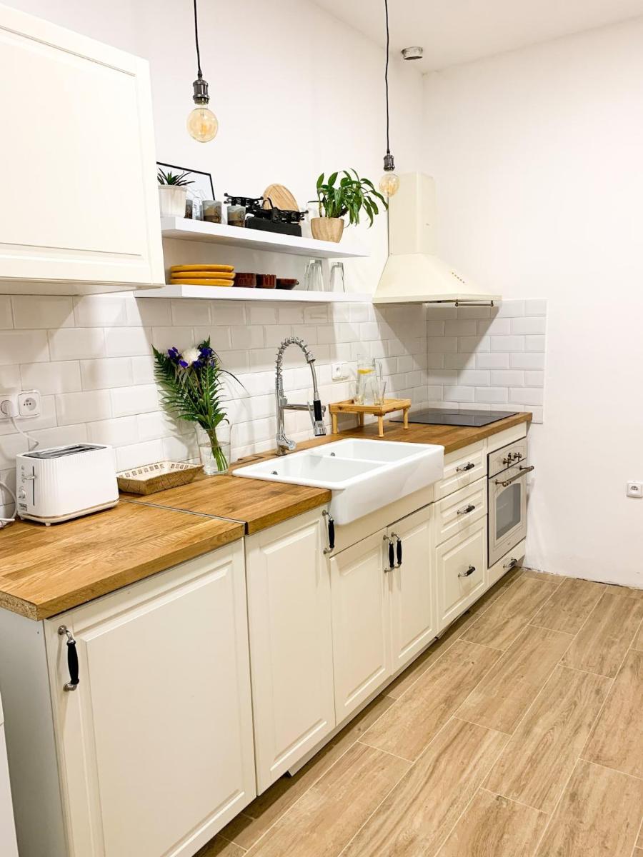 Tři okna do hor-Celý byt k pronájmu - Housity