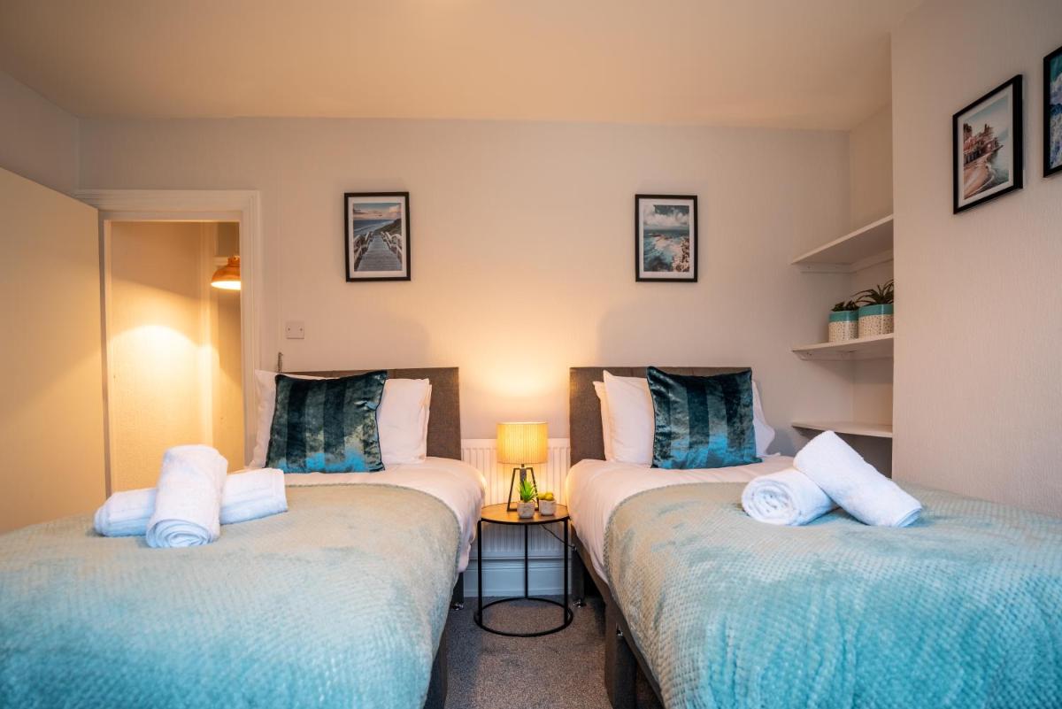 Saltbox Stays- Large 3 bed house!! 3 bathrooms, garden, fast wifi, sleeps 6 - Housity