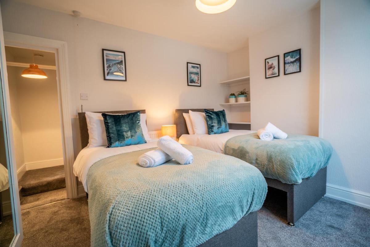 Saltbox Stays- Large 3 bed house!! 3 bathrooms, garden, fast wifi, sleeps 6 - Housity