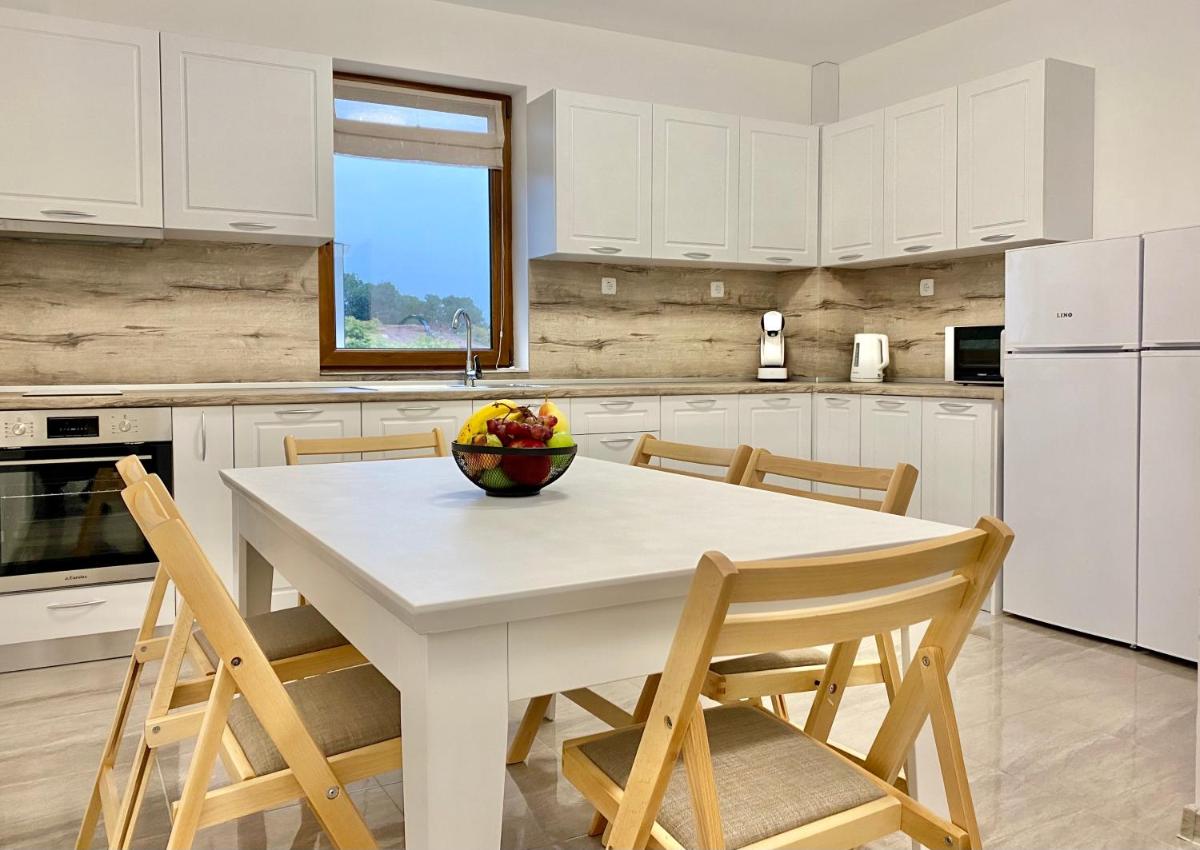 Spacious & Cozy 2 bed Apartment with Work Space & Fast Wi-fi - Housity