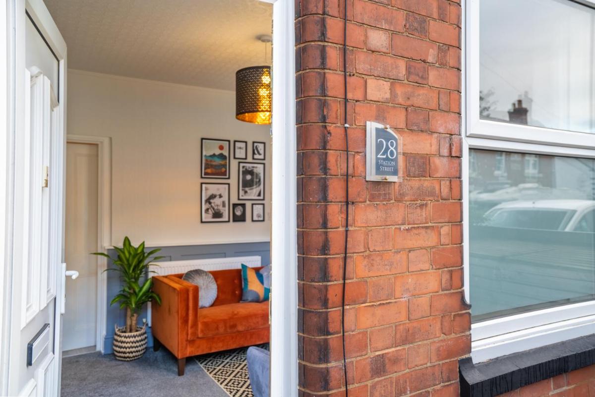 Saltbox Stays- Large 3 bed house!! 3 bathrooms, garden, fast wifi, sleeps 6 - Housity