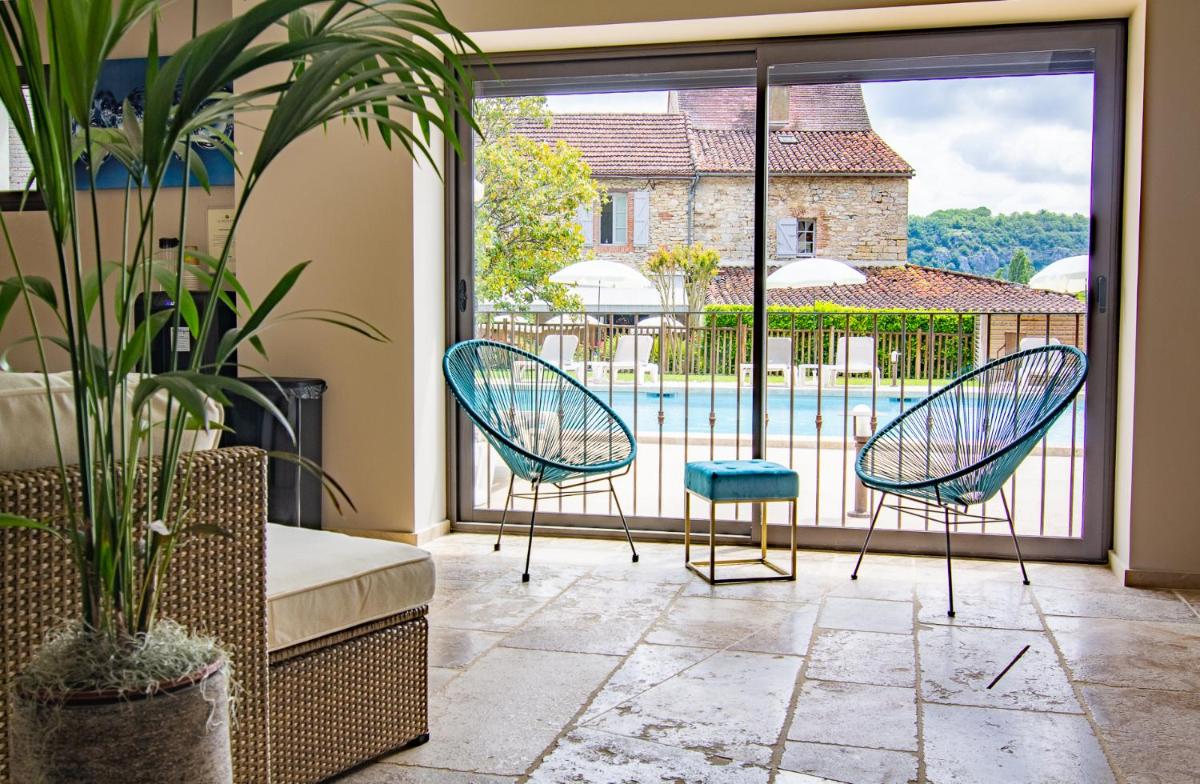 Piscine de l'établissement Hôtel Spa La Truite Dorée ou située à proximité