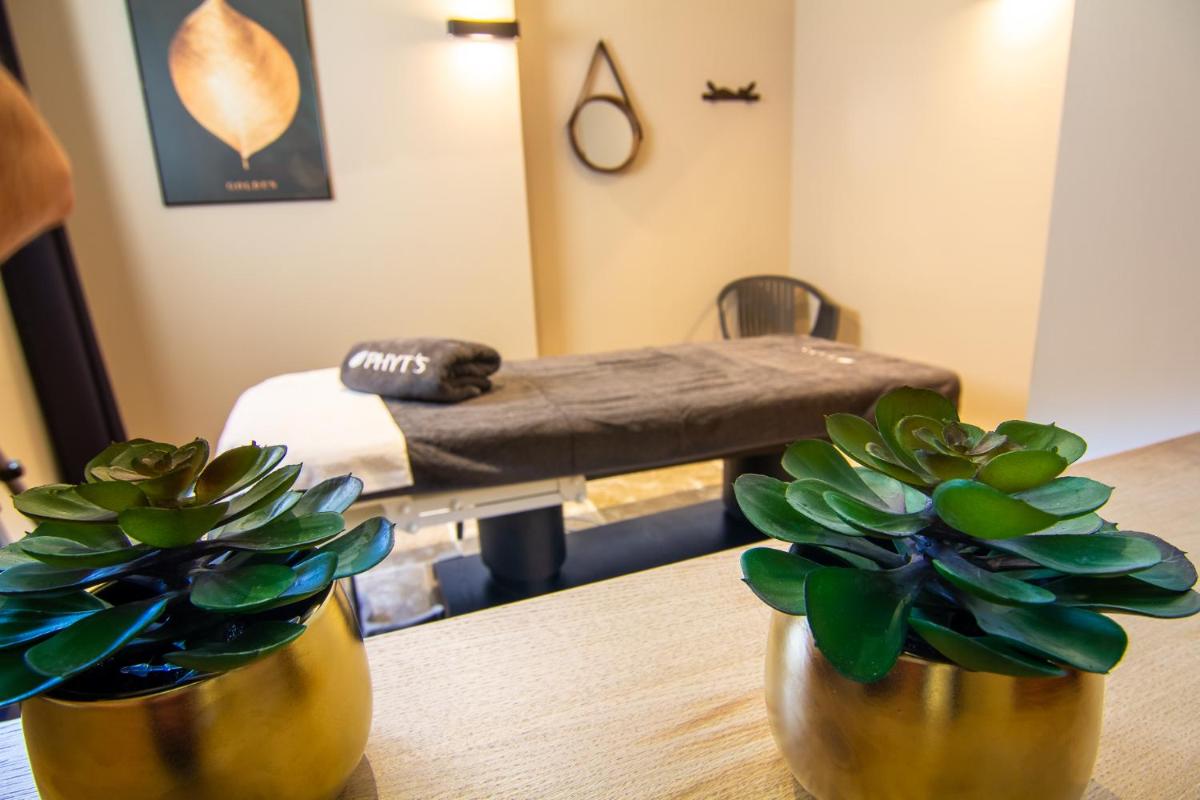 Coin salon dans l'établissement Hôtel Spa La Truite Dorée