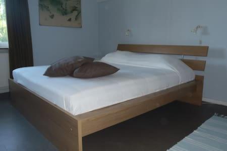 Previous schoolbuilding with gym - Groups and long stays possible - Housity