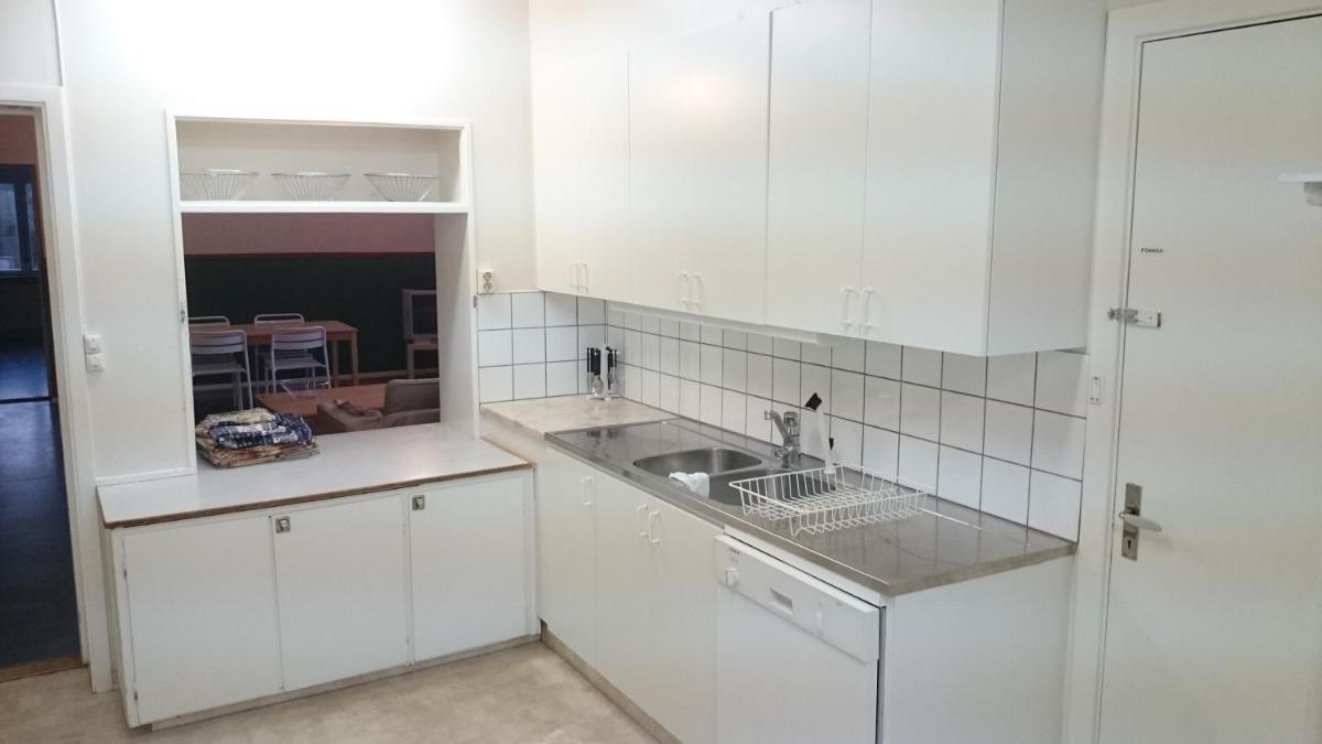 Previous schoolbuilding with gym - Groups and long stays possible - Housity