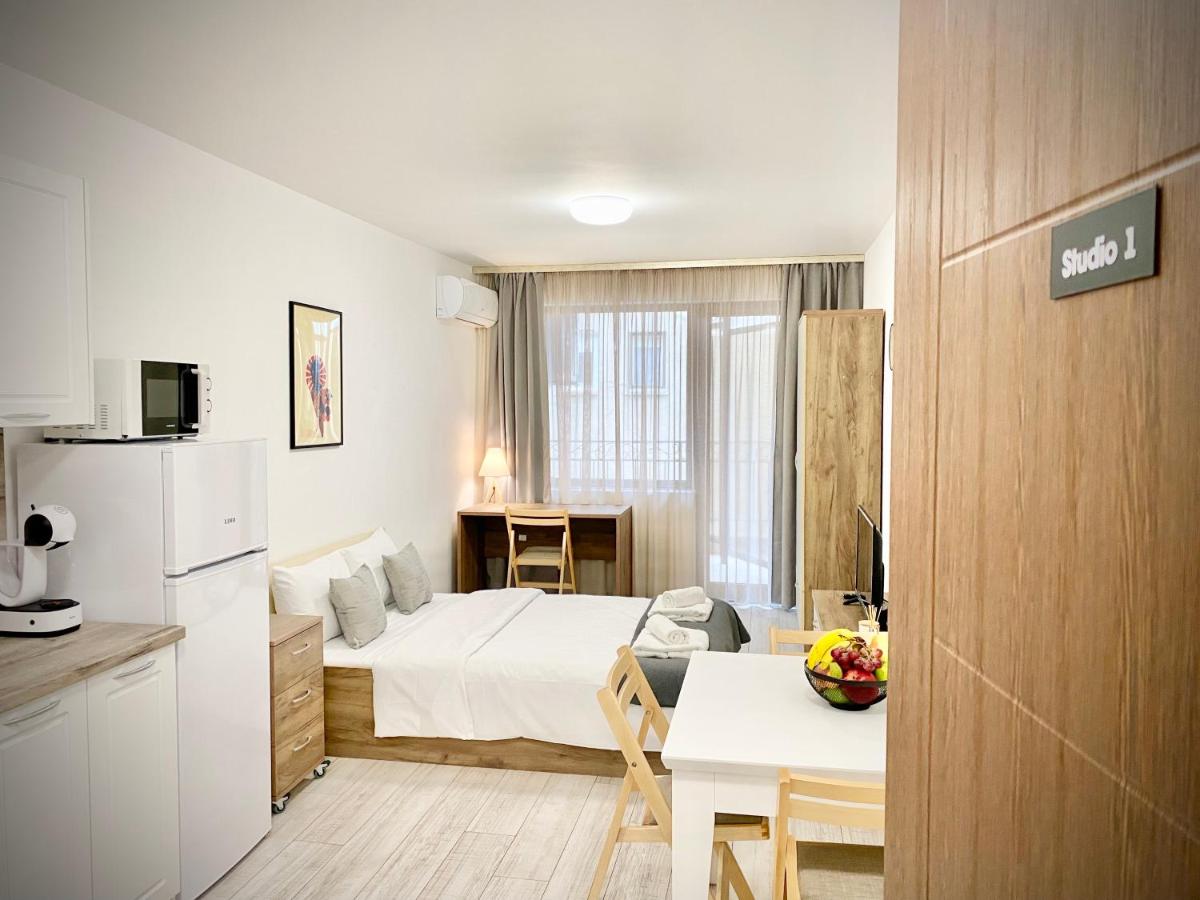 Cozy Studio next to State Opera with Work Space - Housity