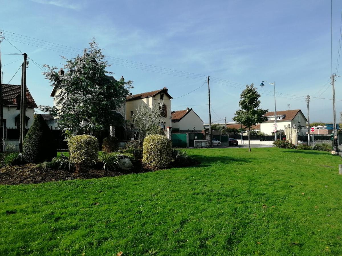 LOUE STUDIO PROPRE !, Endroit très calme, à 5 minutes gare mantes la jolie, - Housity