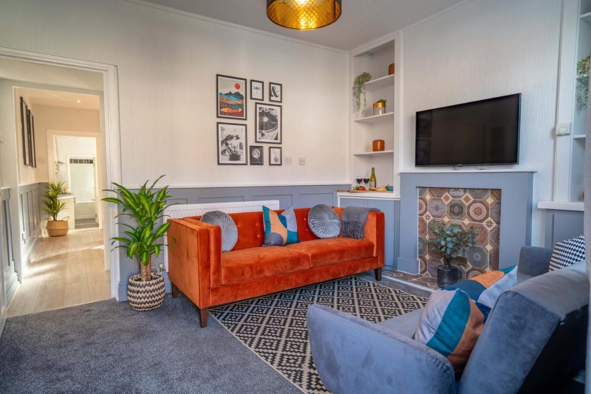 Saltbox Stays- Large 3 bed house!! 3 bathrooms, garden, fast wifi, sleeps 6 - Housity