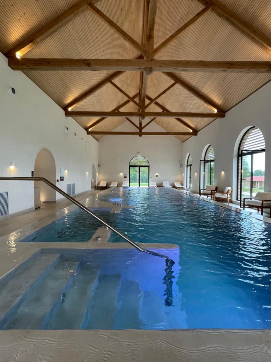 Piscine de l'établissement Domaine Du Roncemay - Hôtel, Restaurants, Spa & Golf ou située à proximité