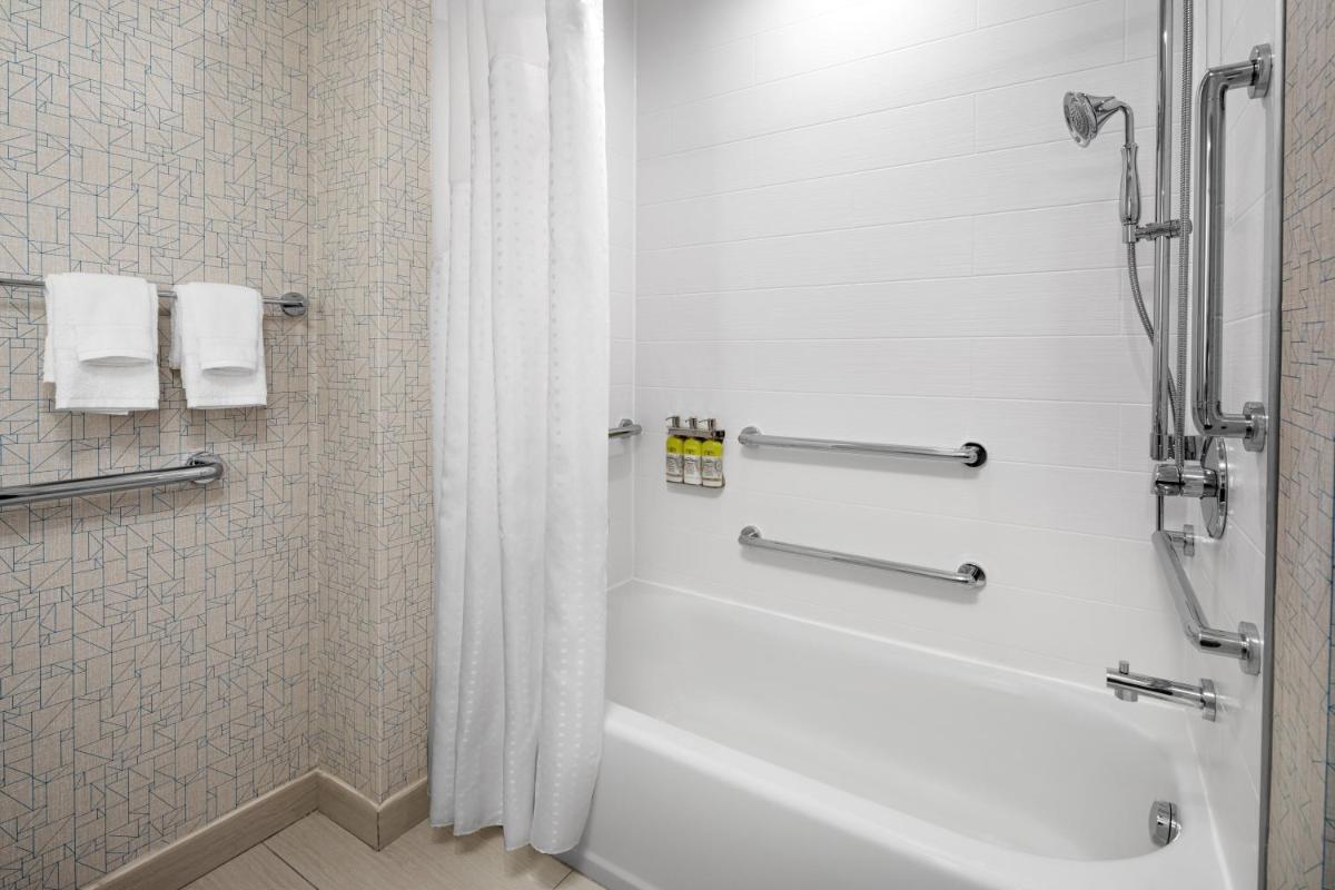 Holiday Inn Express & Suites Woodside LaGuardia Airport - Housity