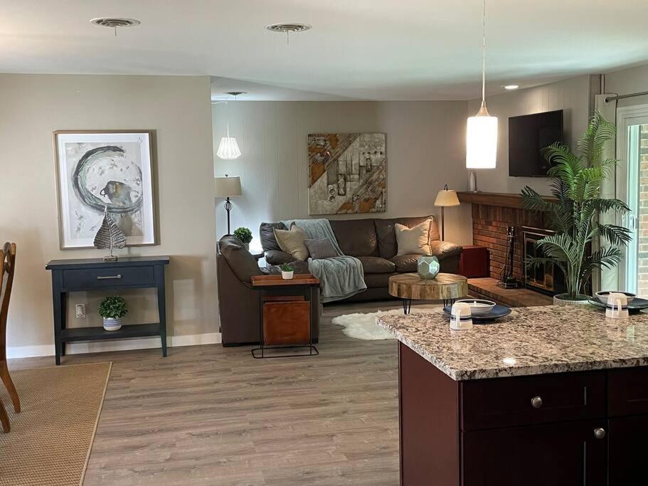 Comfortable 4 bedroom/spacious ranch home. - Housity