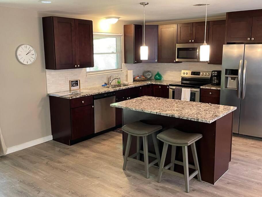 Comfortable 4 bedroom/spacious ranch home. - Housity