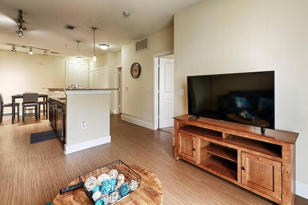 1 BR Dallas Suite,Central Location for activities - Housity