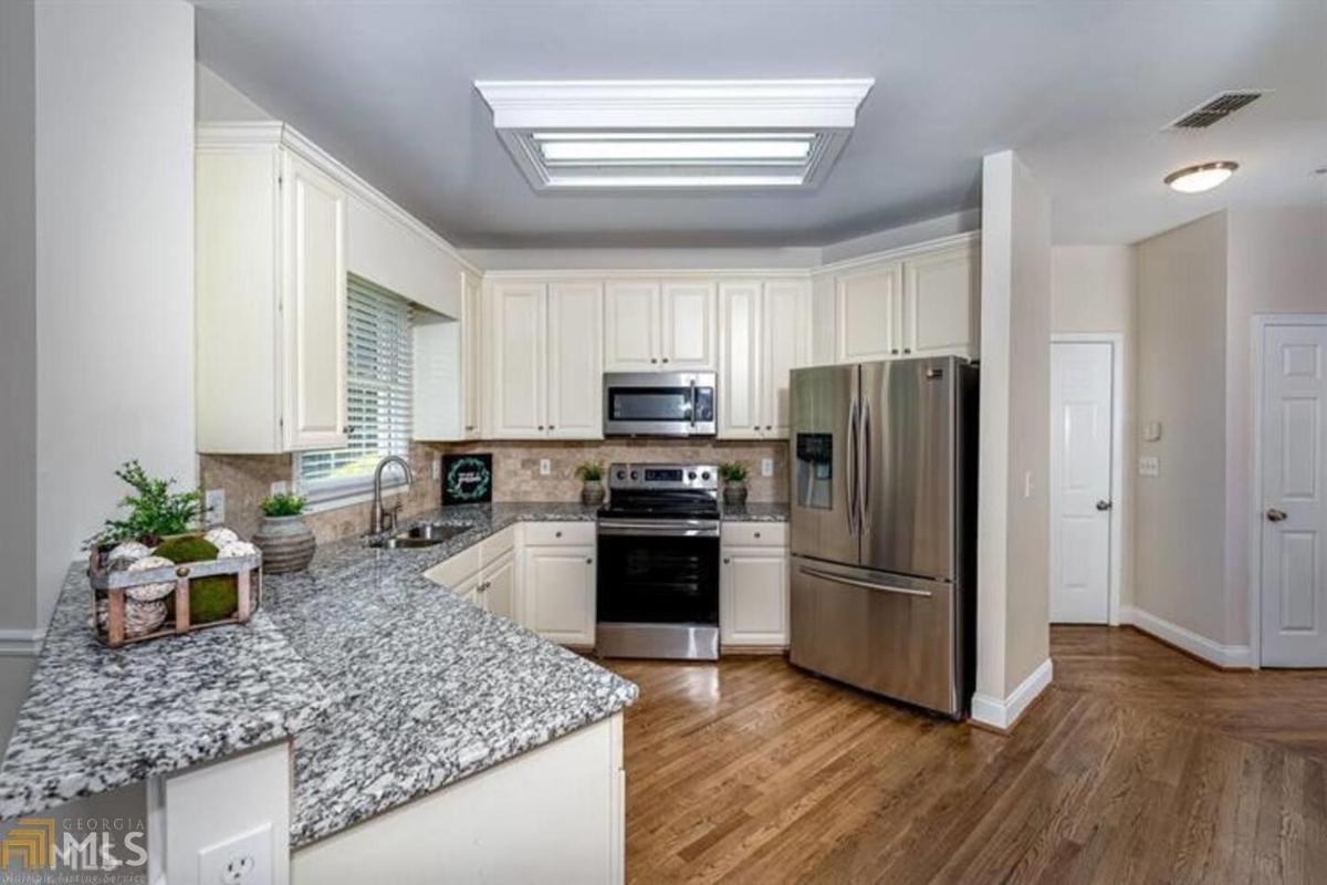 4BR Luxury Estate On The Green w/ Deck & Parking - Housity