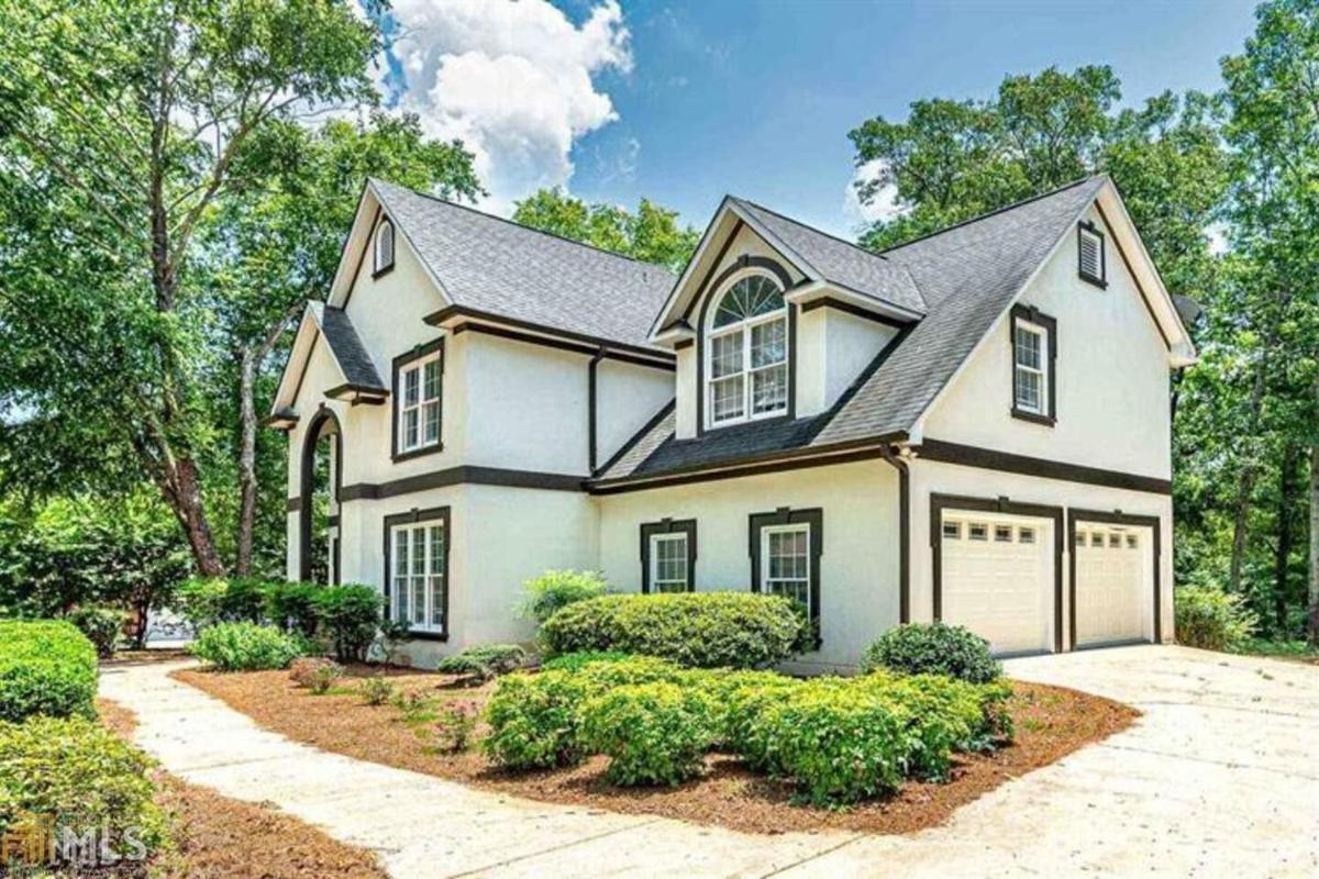 4BR Luxury Estate On The Green w/ Deck & Parking - Housity