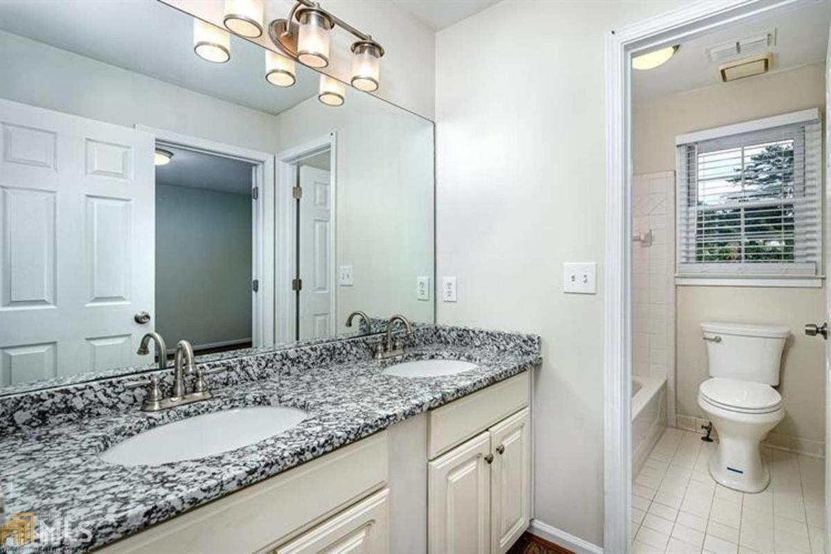 4BR Luxury Estate On The Green w/ Deck & Parking - Housity