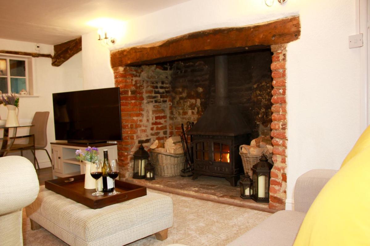 Romantic* Castle on the Hill Cottage *Framlingham - Housity