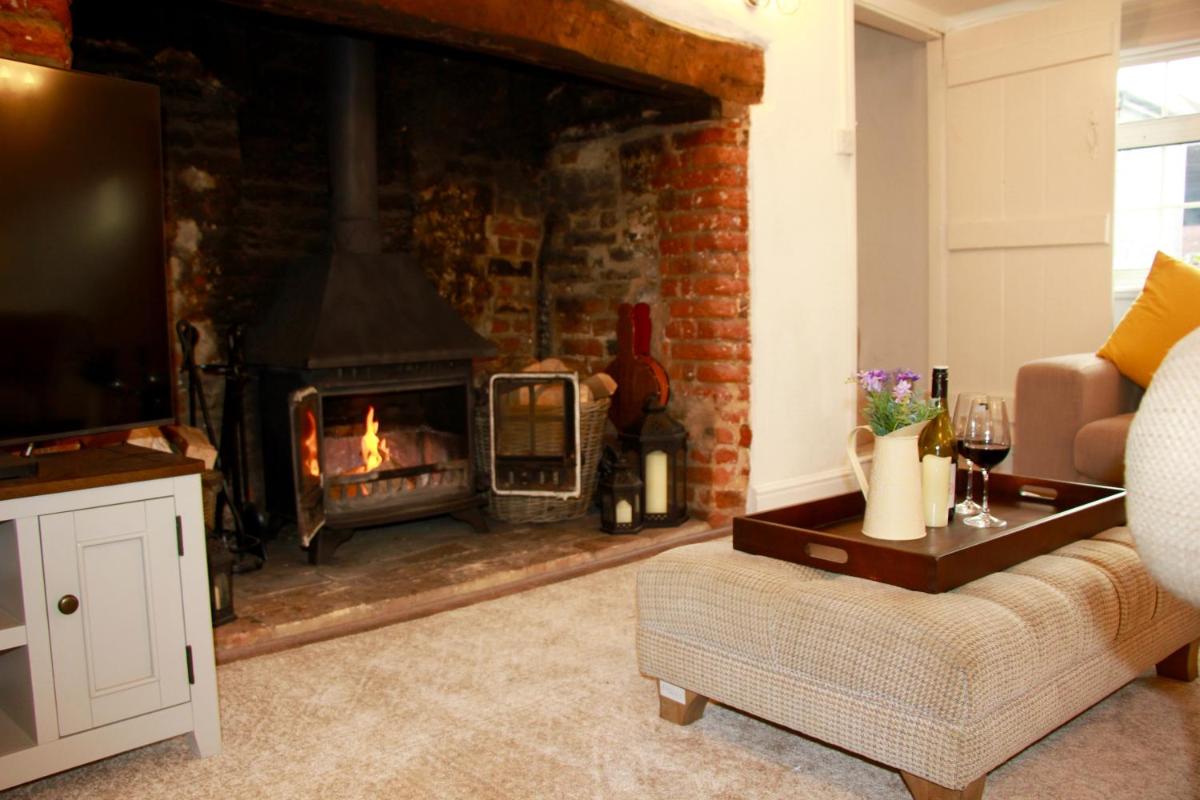 Romantic* Castle on the Hill Cottage *Framlingham - Housity