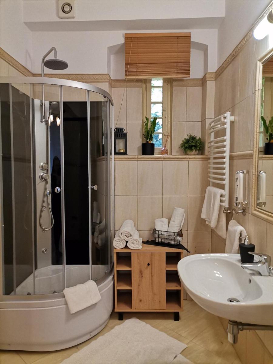 Hotel Przy Oślej Bramie - Zamek Książ - Housity