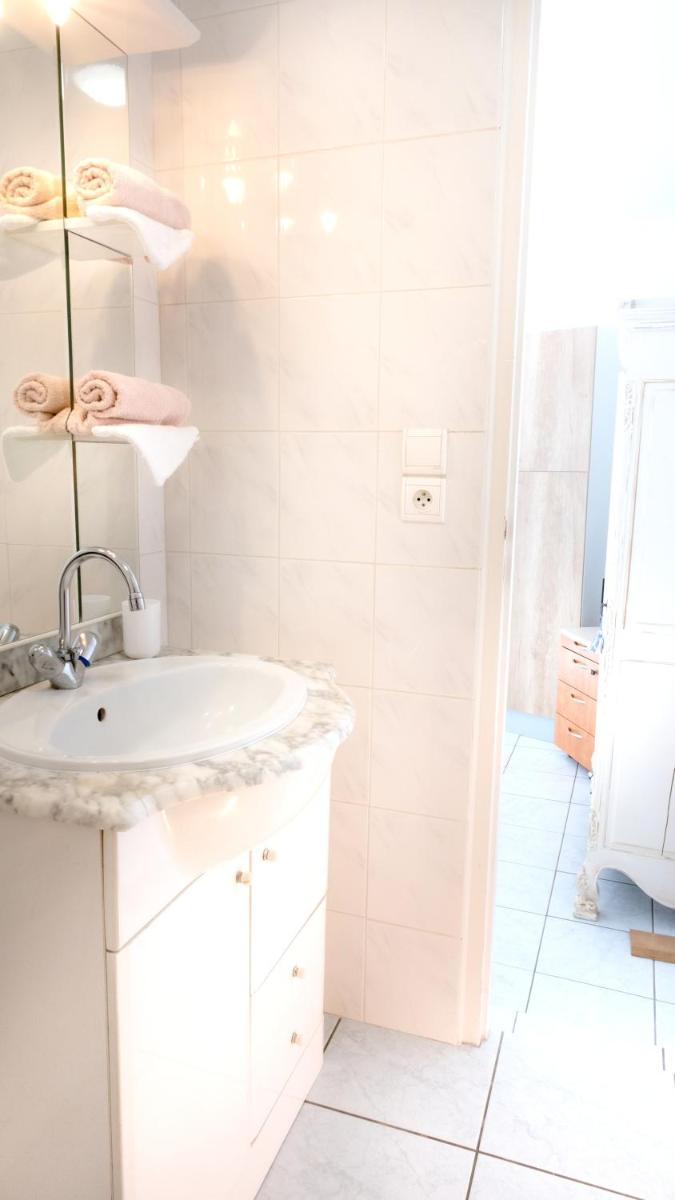 Studio avec piscine partagee jacuzzi et jardin clos a La Gaubretiere - Housity