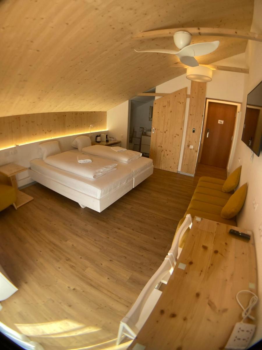 Seehotel am Hallstättersee modern rooms - Housity