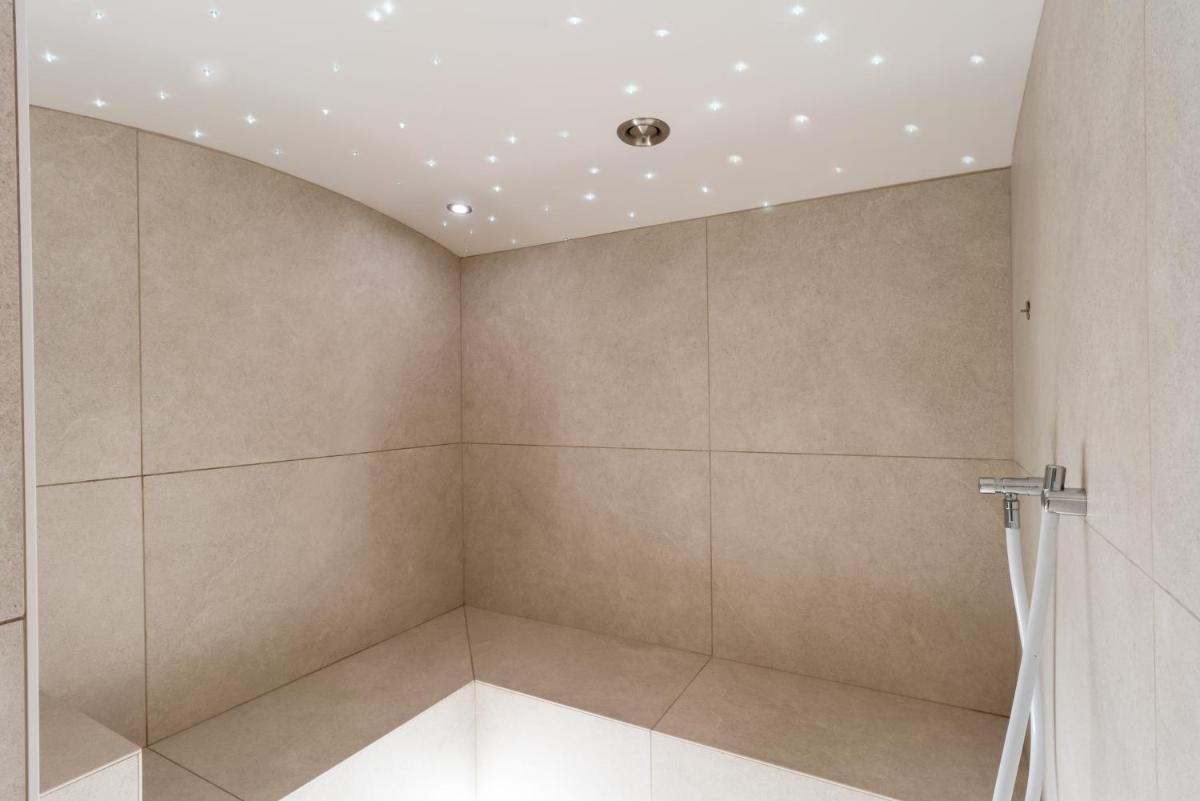 Suites Plaza Hotel & Wellness - Housity
