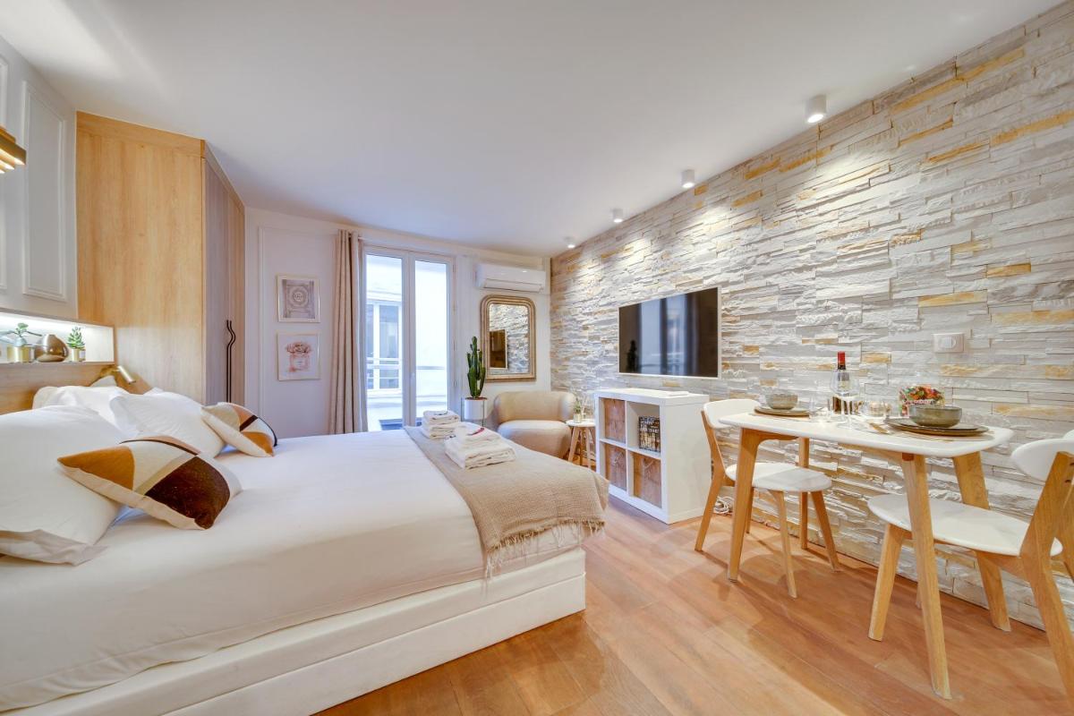 Central Historical Studio by Architect - Louvre - Housity