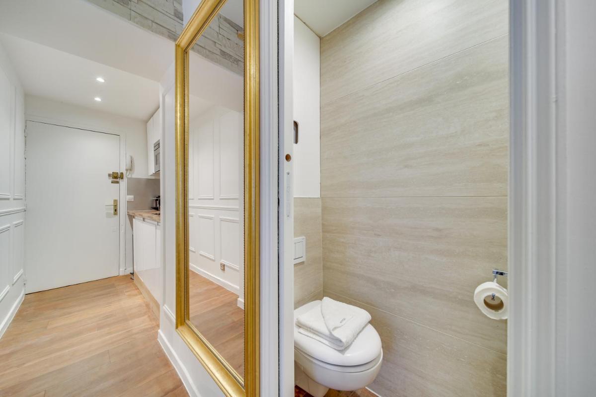 Central Historical Studio by Architect - Louvre - Housity