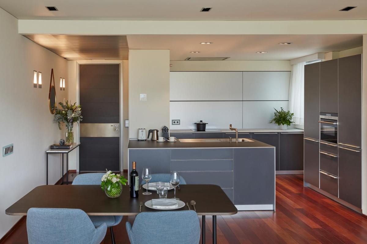 Una cocina o zona de cocina en Hyatt Regency Madrid Residences