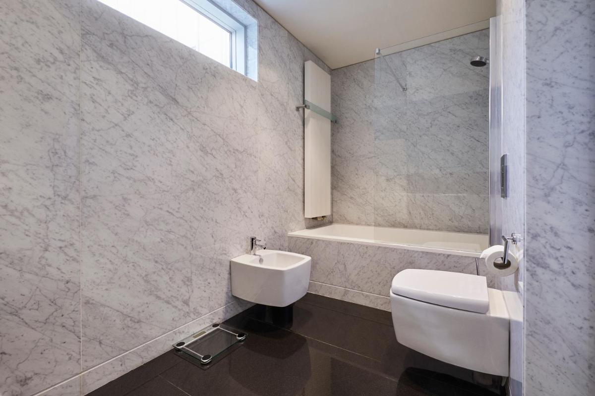 Un baño de Hyatt Regency Madrid Residences