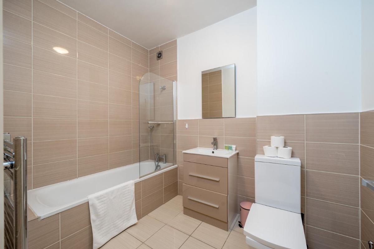 Stylish Central Watford 2 Bedroom and Sofa Bed Apartment with Free Parking - Housity