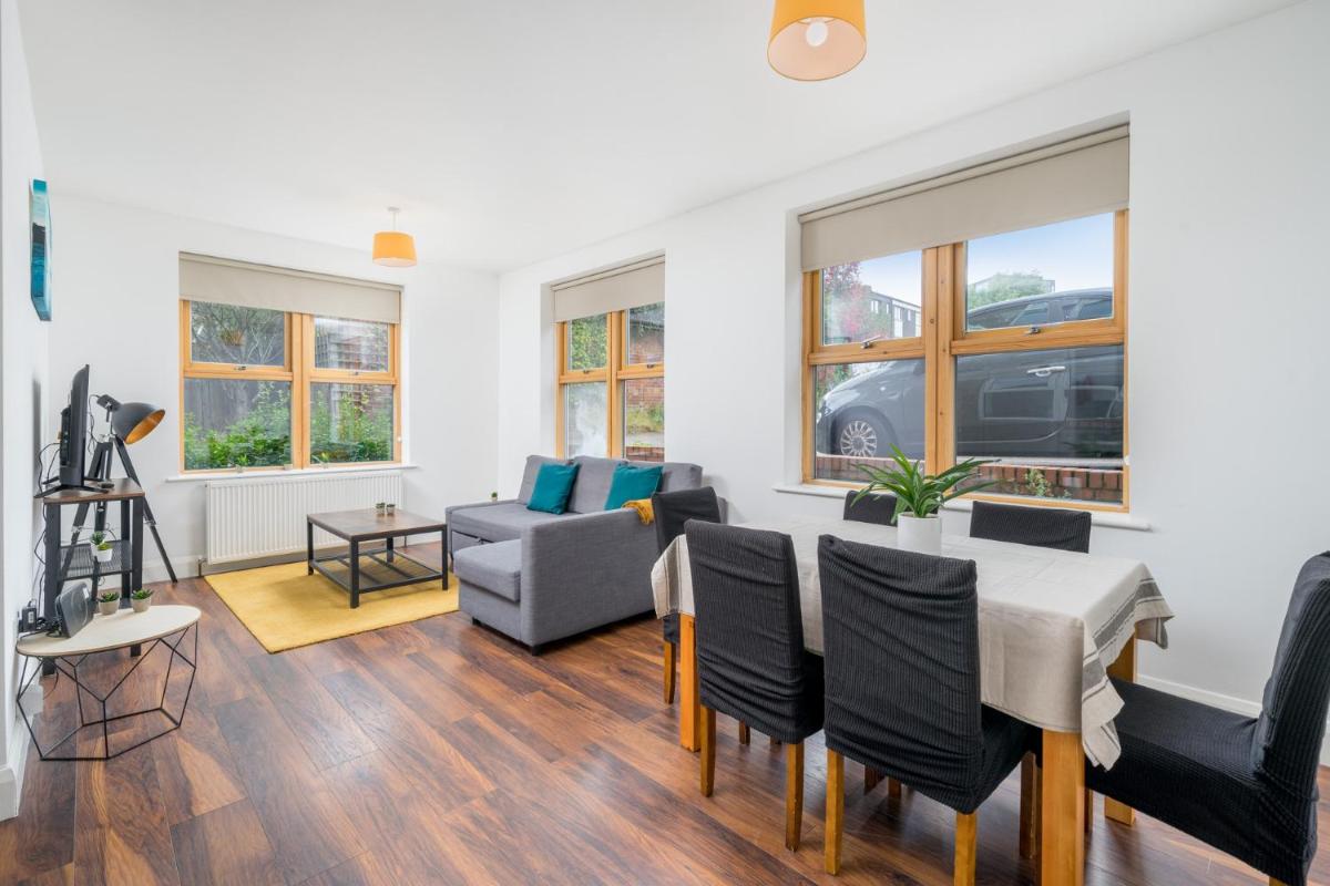 Stylish Central Watford 2 Bedroom and Sofa Bed Apartment with Free Parking - Housity