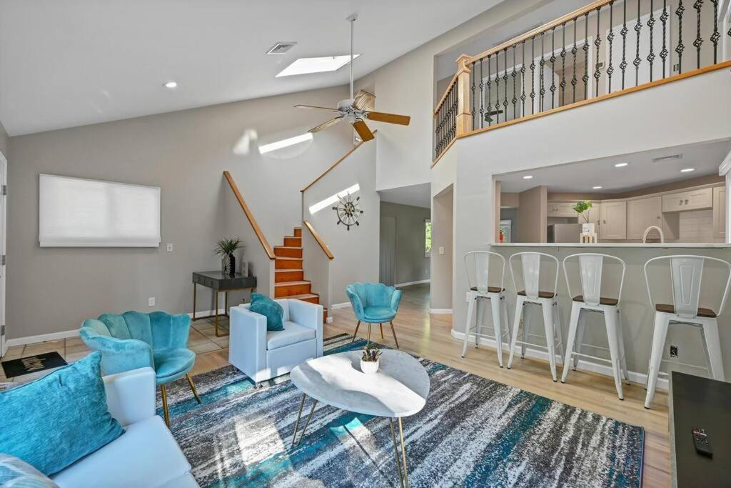 Luxurious Villa with pool spa arcade room and more - Housity