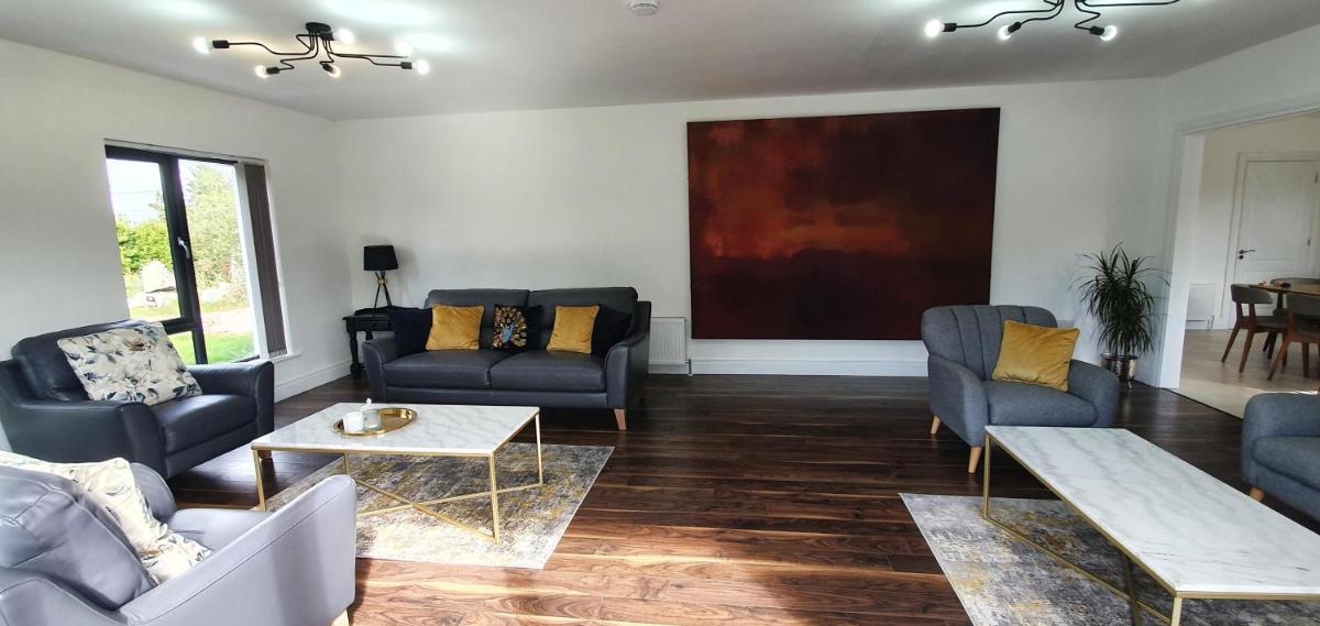 Luxury 6 Bedroom Spiddal Villa, Jacuzzi, Balcony - Housity