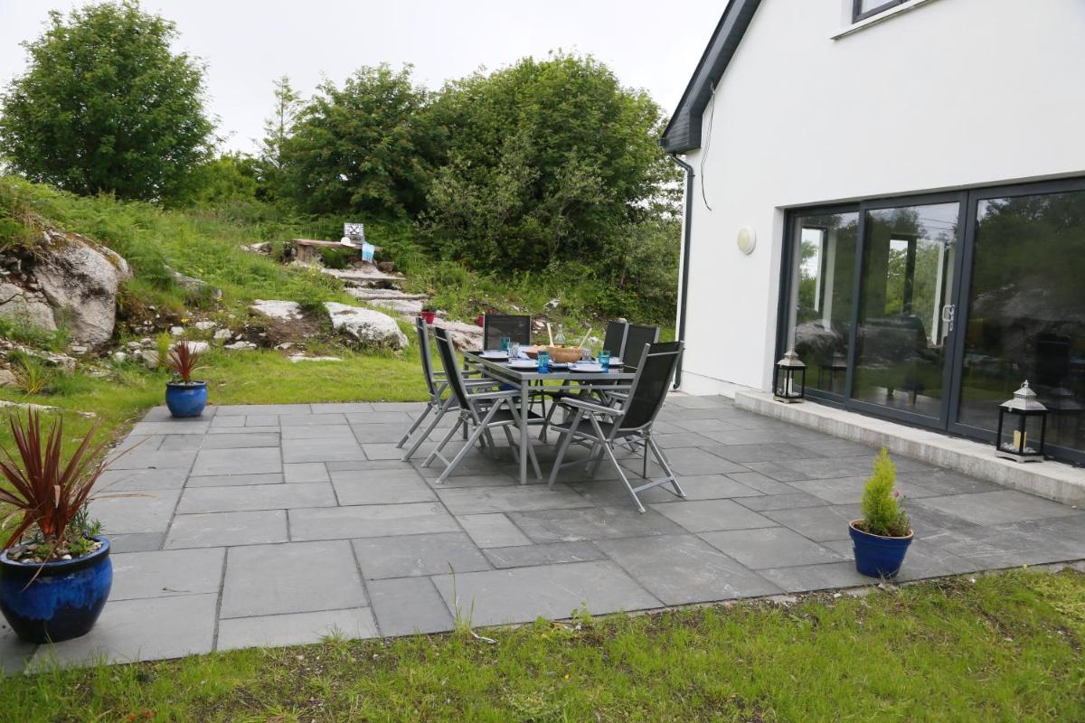 Luxury 6 Bedroom Spiddal Villa, Jacuzzi, Balcony - Housity