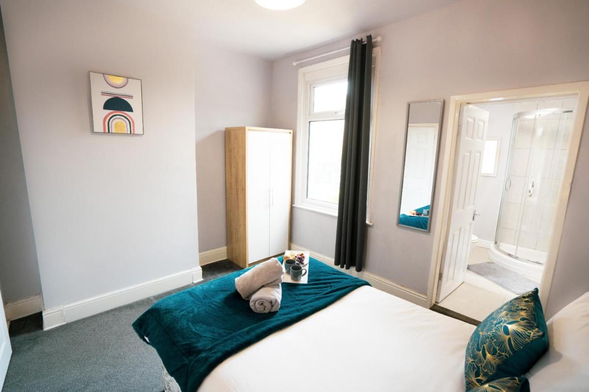 Sheffield Contractors Stays- Sleeps 6, 3 bed 3 bath house. Managed by Chique Properties Ltd - Housity