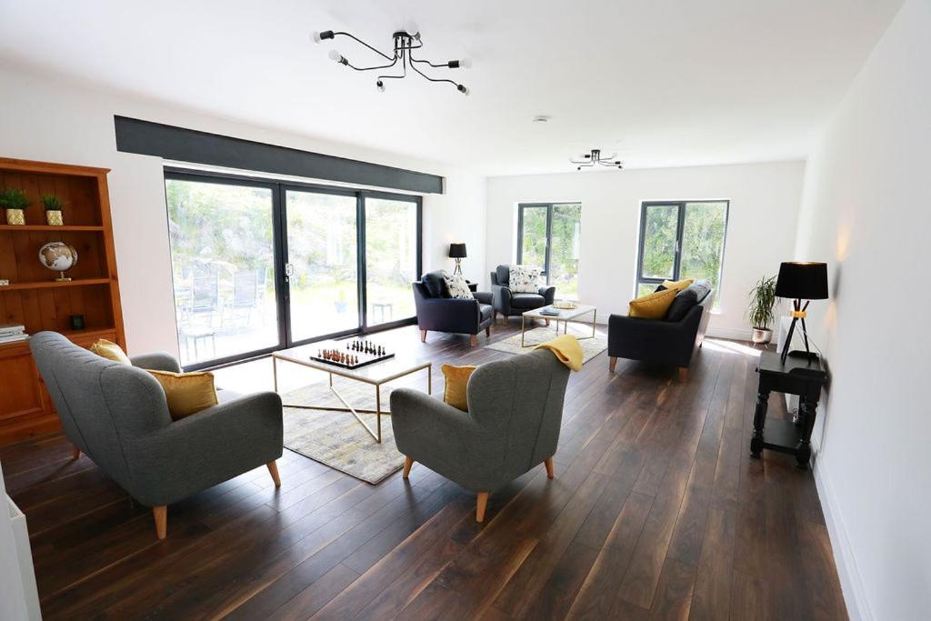 Luxury 6 Bedroom Spiddal Villa, Jacuzzi, Balcony - Housity