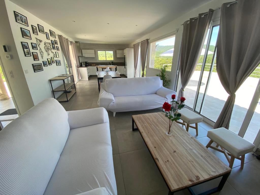 Villa vue mer avec piscine 12 personnes max - Housity