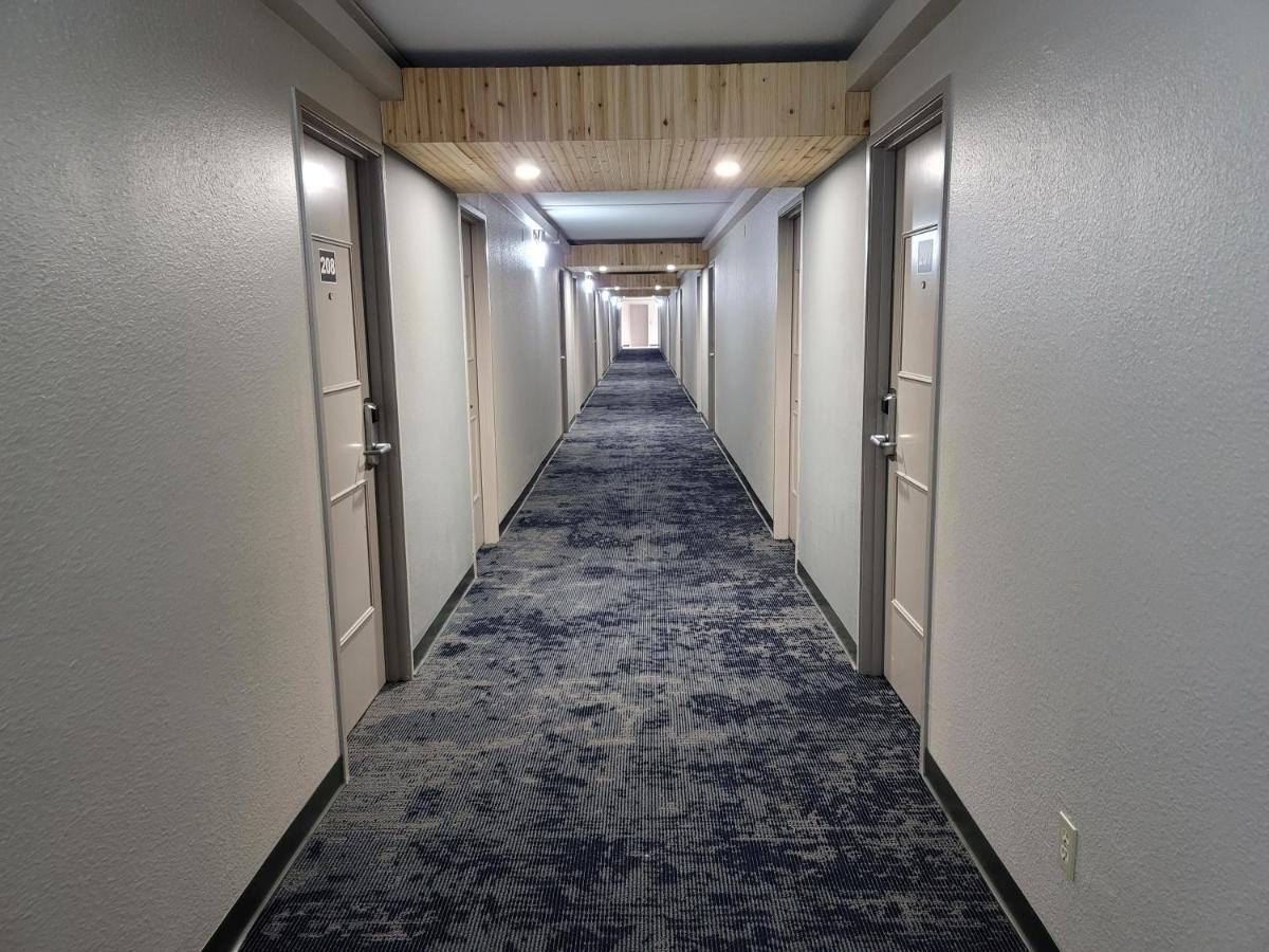 Wingate by Wyndham Wichita Airport - Housity