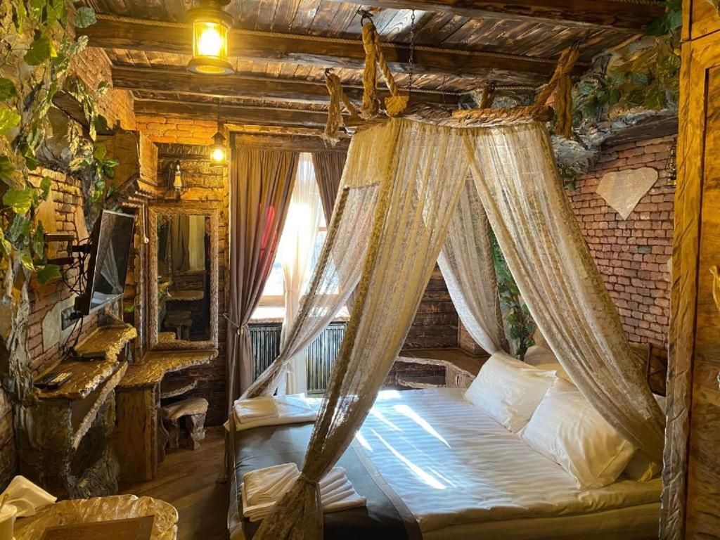 Boutique Fantasy - Housity