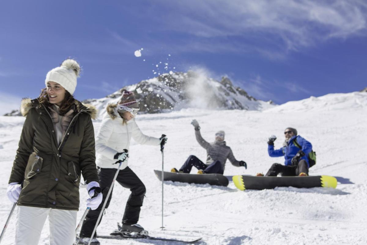 un groupe de personnes à skis dans la neige dans l'établissement Hôtel Tignes Le Diva, à Tignes