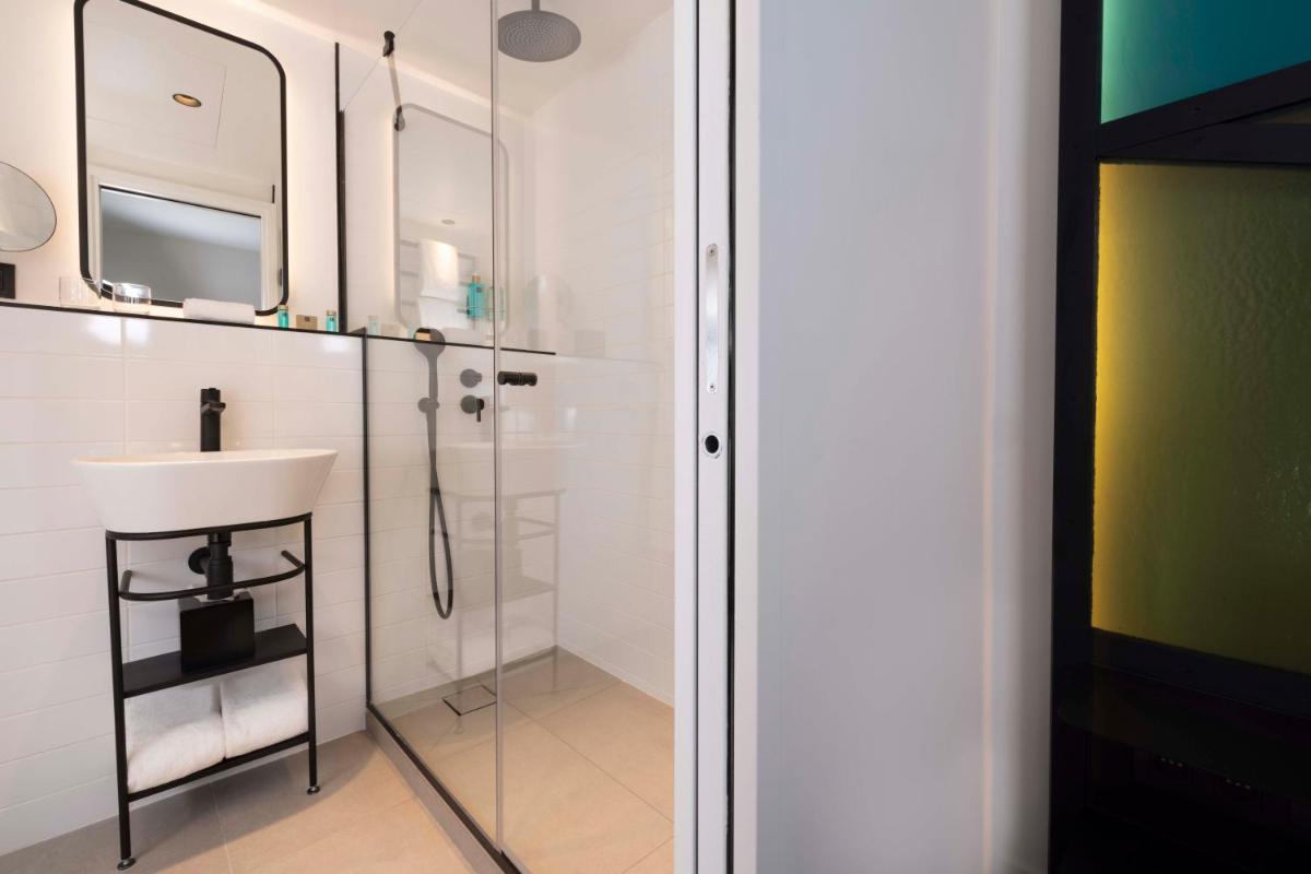 Salle de bains dans l'établissement Le 12 Hôtel